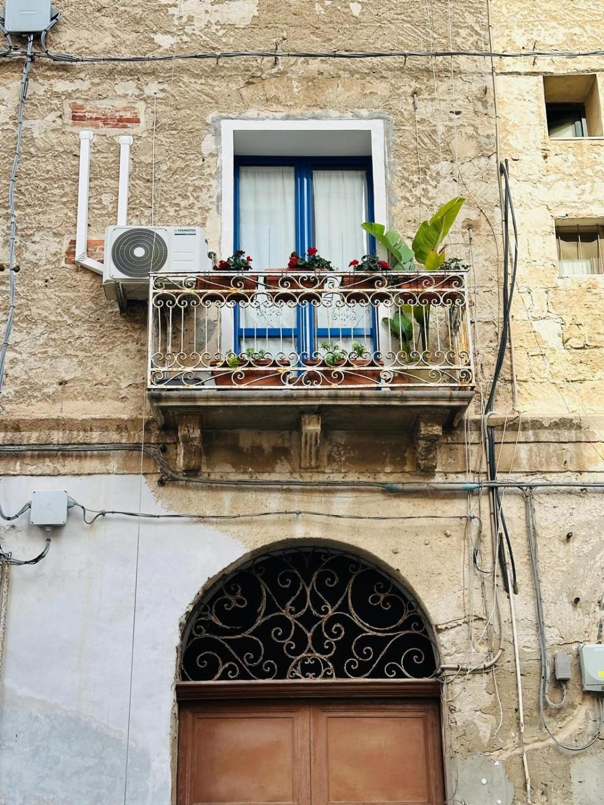 Donna Jona Apartment Trapani Bagian luar foto